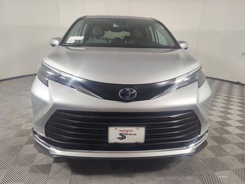 2024 Toyota Sienna XLE 8 Passenger