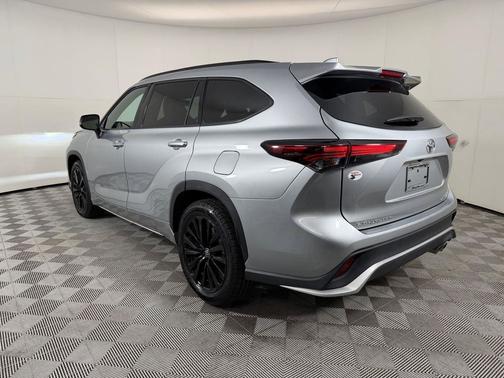 Celestial Silver Metallic 2025 Toyota Highlander XSE