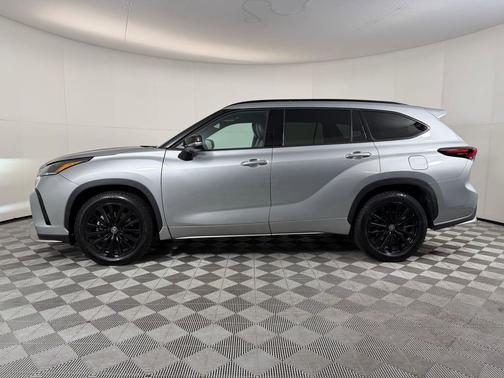 Celestial Silver Metallic 2025 Toyota Highlander XSE