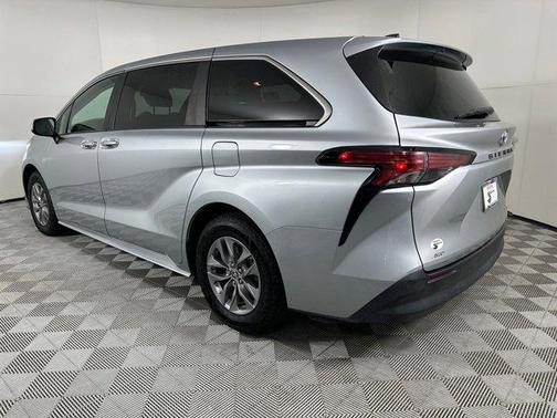 2021 Toyota Sienna LE