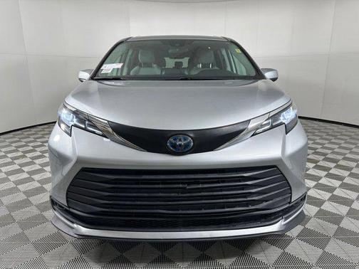 2021 Toyota Sienna LE