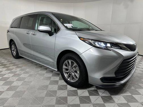 2021 Toyota Sienna LE