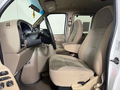 White 2001 Ford E350 Super Duty XL Wagon