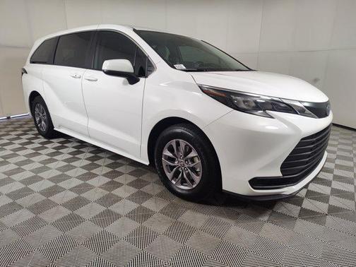 2024 Toyota Sienna LE
