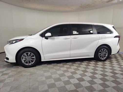 2024 Toyota Sienna LE