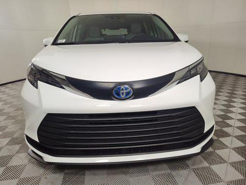 2024 Toyota Sienna LE