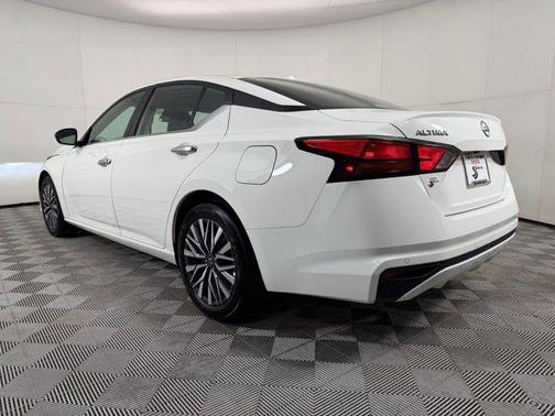 Glacier White 2025 Nissan Altima SV FWD