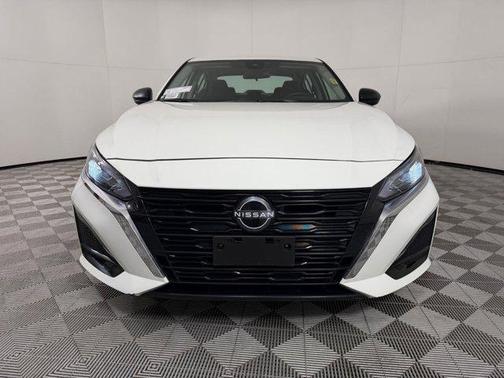 Glacier White 2025 Nissan Altima SV FWD
