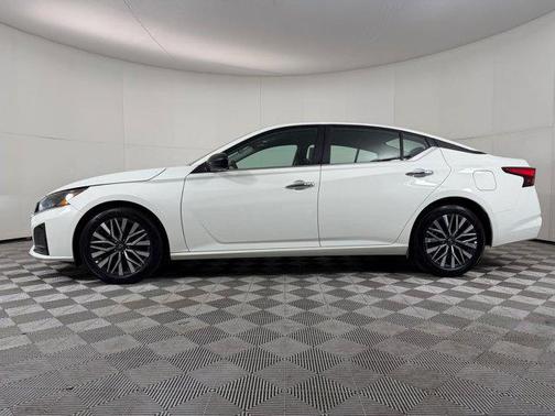 Glacier White 2025 Nissan Altima SV FWD