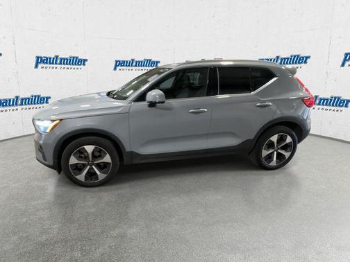 2025 Volvo XC40 B5 Core Bright Theme
