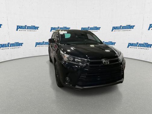 Midnight Black Metallic 2019 Toyota Highlander SE