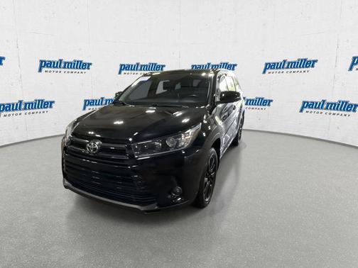Midnight Black Metallic 2019 Toyota Highlander SE