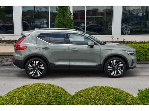 2024 Volvo XC40 B5 Ultimate Bright