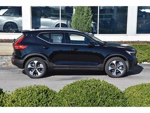 2025 Volvo XC40 Core