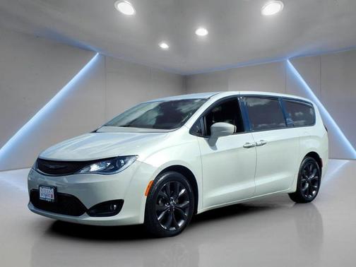 Luxury White Pearlcoat 2020 Chrysler Pacifica Touring