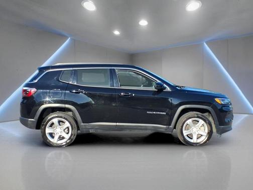 Diamond Black Crystal Pearlcoat 2024 Jeep Compass Latitude
