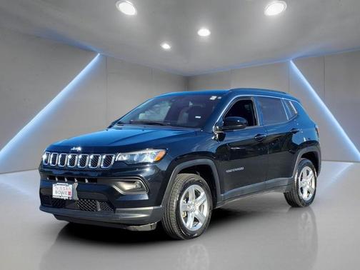 Diamond Black Crystal Pearlcoat 2024 Jeep Compass Latitude