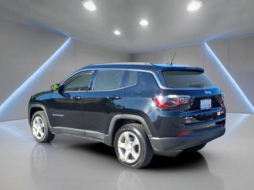Diamond Black Crystal Pearlcoat 2024 Jeep Compass Latitude