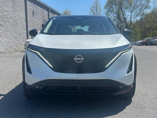 Everest White Pearl Tricoat/Black Diamond Pearl 2023 Nissan ARIYA EVOLVE+