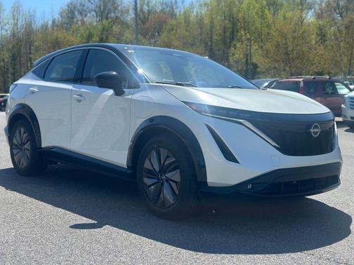 Everest White Pearl Tricoat/Black Diamond Pearl 2023 Nissan ARIYA EVOLVE+