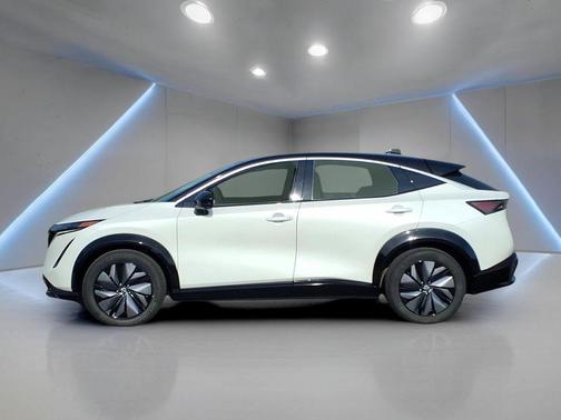 Everest White Pearl Tricoat/Black Diamond Pearl 2023 Nissan ARIYA EVOLVE+