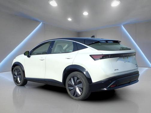 Everest White Pearl Tricoat/Black Diamond Pearl 2023 Nissan ARIYA EVOLVE+