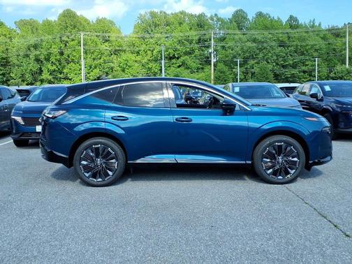 Aurora Blue Pearl Metallic/Super Black 2026 Nissan Murano Platinum