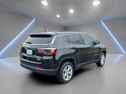Diamond Black Crystal Pearlcoat 2024 Jeep Compass Latitude