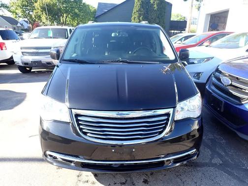 Brilliant Black Crystal Pearlcoat 2016 Chrysler Town & Country Touring