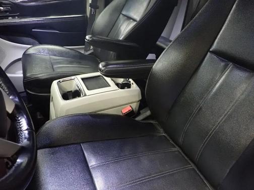 Brilliant Black Crystal Pearlcoat 2016 Chrysler Town & Country Touring