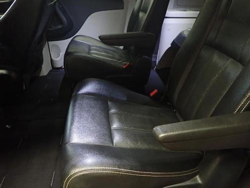 Brilliant Black Crystal Pearlcoat 2016 Chrysler Town & Country Touring