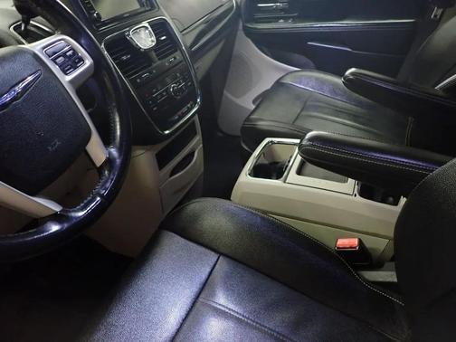 Brilliant Black Crystal Pearlcoat 2016 Chrysler Town & Country Touring