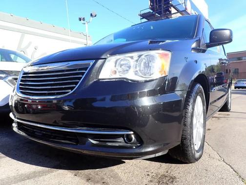Brilliant Black Crystal Pearlcoat 2016 Chrysler Town & Country Touring