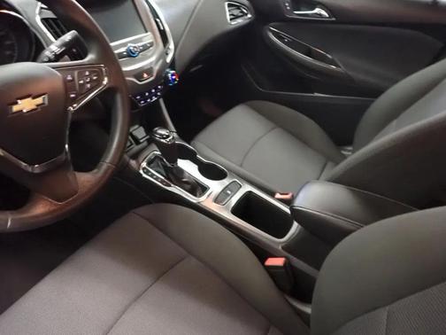 Gray 2017 Chevrolet Cruze LT
