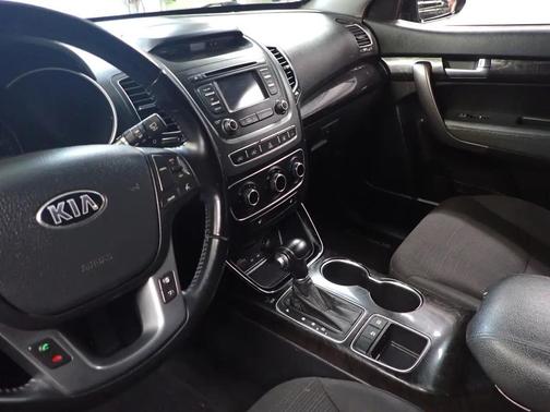 Blue 2014 Kia Sorento LX