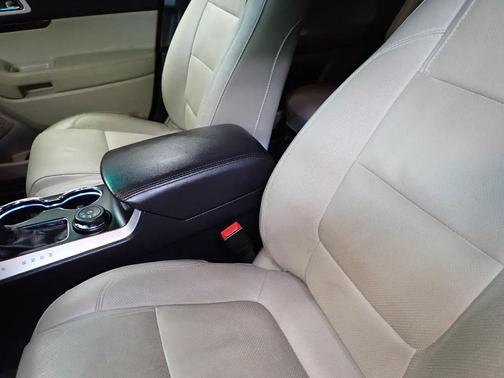 White 2015 Ford Explorer Limited