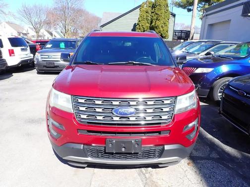Red 2016 Ford Explorer XLT