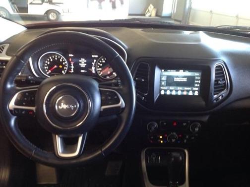 Photo 2 of 35 of 2018 Jeep Compass Latitude