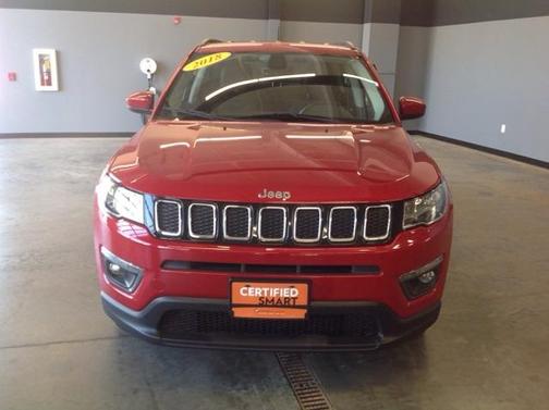 Photo 3 of 35 of 2018 Jeep Compass Latitude