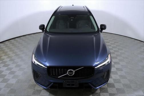 2024 Volvo XC60 B5 Core Dark Theme
