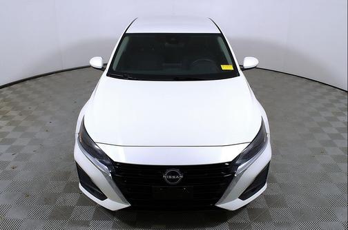 Pearl White Tricoat 2023 Nissan Altima 2.5 SV