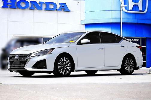 Pearl White Tricoat 2023 Nissan Altima 2.5 SV