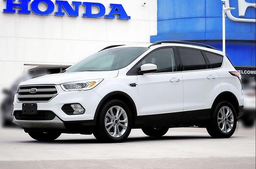 Oxford White 2017 Ford Escape SE
