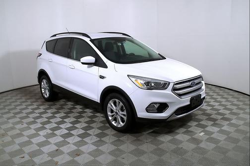 Oxford White 2017 Ford Escape SE