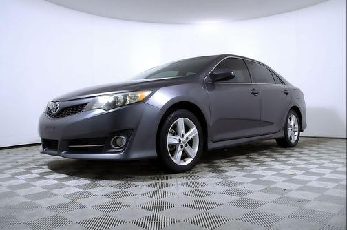 Magnetic Gray Metallic 2014 Toyota Camry SE