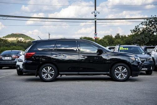 2017 Nissan Pathfinder SL