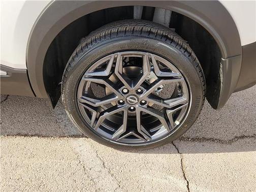 Aspen White Tricoat/Super Black 2026 Nissan Kicks SR