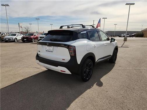 Aspen White Tricoat/Super Black 2026 Nissan Kicks SR
