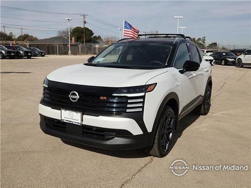 Aspen White Tricoat/Super Black 2026 Nissan Kicks SR