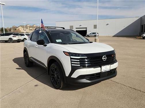 Aspen White Tricoat/Super Black 2026 Nissan Kicks SR